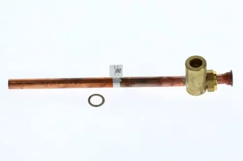 Kupfergasrohr mit einem Messinganschluss auf einer weißen Oberfläche. Teil von BOSCH Heizungs- oder Gasinstallationen. Ein Ring ist ebenfalls abgebildet.